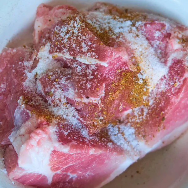 Kawałek Surowego Mięsa Wieprzowego Posypany Solą Przyprawami — Zdjęcie stockowe