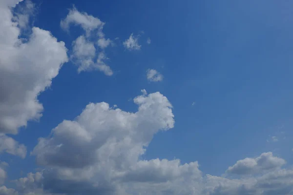 Ciel Bleu Avec Des Nuages Comme Arrière Plan — Photo