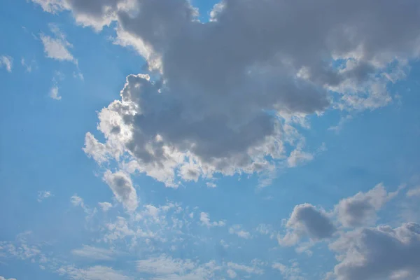 Céu Com Belas Nuvens Fofas Atrás Das Quais Sol Escondeu — Fotografia de Stock