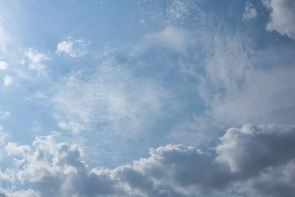 하늘은 구름으로 뒤에는 태양이 감추어 있노라 — 스톡 사진
