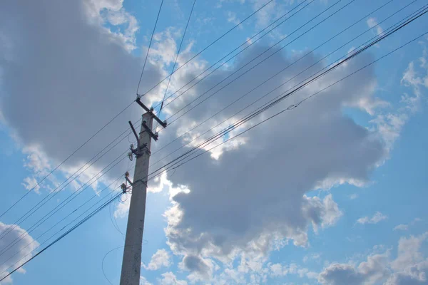 점없는 하늘을 배경으로 전력선 — 스톡 사진