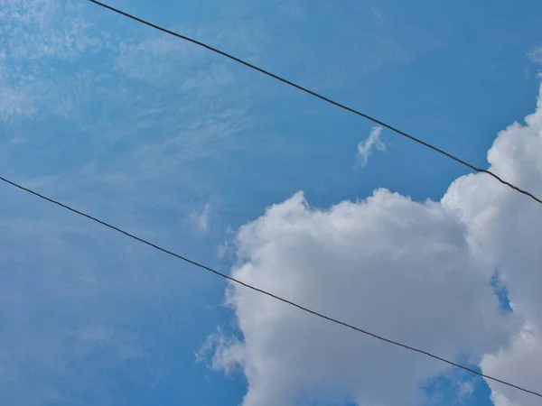 Kabels Van Hoogspanningsleidingen Een Achtergrond Van Wolken Lucht — Stockfoto