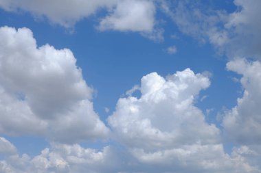 Arka planda bulutlar olan mavi gökyüzü.