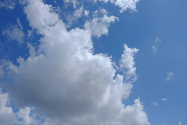 Блакитне Небо Хмарами Фон — стокове фото