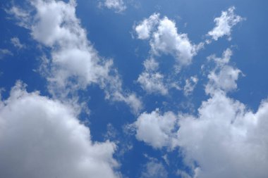 Arka planda bulutlar olan mavi gökyüzü.