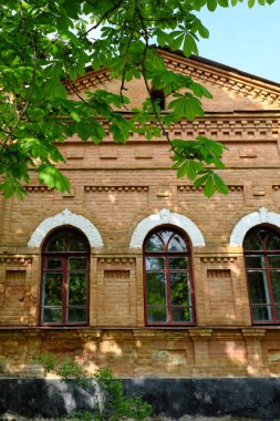 Kırmızı tuğladan yapılmış eski bir Ukrayna okulu..