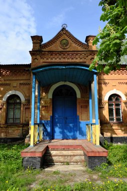 Eski Ukrayna kırsal okullarından birinin verandası ve ön kapısı..