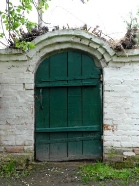 Köy mahzenine giriş. Eski yeşil kapı..