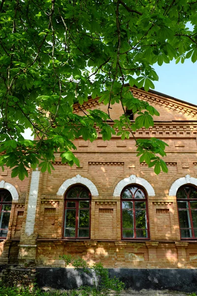 赤レンガで建てられた古いウクライナの学校の建物 — ストック写真