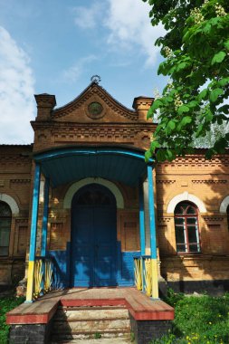 Eski Ukrayna kırsal okullarından birinin verandası ve ön kapısı..