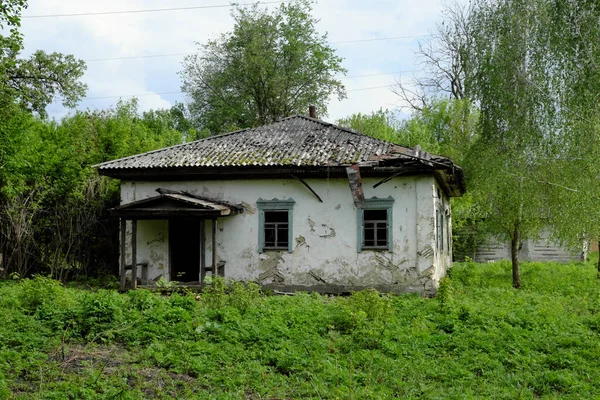 Een Oud Verlaten Huis Een Van Oekraïense Dorpen Landschap — Stockfoto