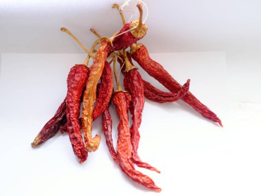 Beyaz arka planda bir sürü kırmızı biber var..