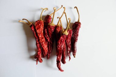 Beyaz arka planda bir sürü kırmızı biber var..