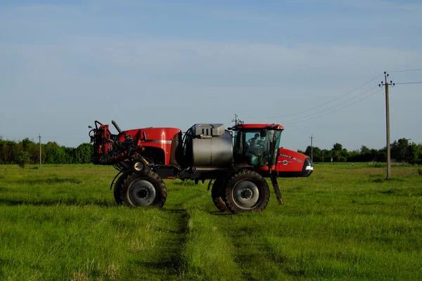 Csernyik Régió Ukrajna 2019 Május Egy Magas Kerekű Traktor Amelyet — Stock Fotó