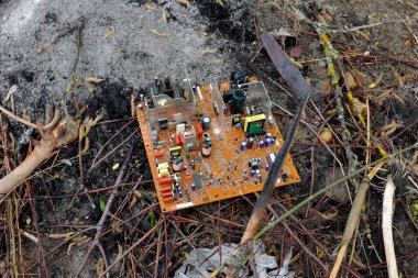 Chernihiv bölgesi, Ukrayna, 7 Mayıs 2019. Eski bir bilgisayar devre kartı çöplükte yatıyor..