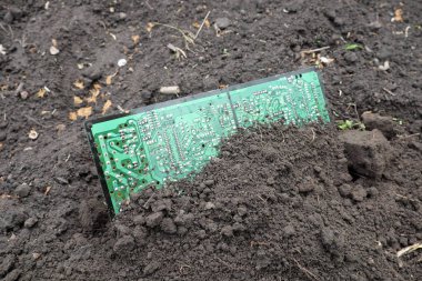 Chernihiv bölgesi, Ukrayna, 7 Mayıs 2019. Yere gömülü büyük bir bilgisayar devresi..