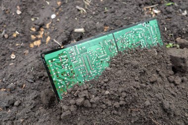 Chernihiv bölgesi, Ukrayna, 7 Mayıs 2019. Yere gömülü büyük bir bilgisayar devresi..