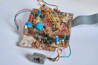 Chernihiv bölgesi, Ukrayna, 25 Nisan 2019. Birçok kablo ve elementi olan eski yazdırılmış devre kartı.