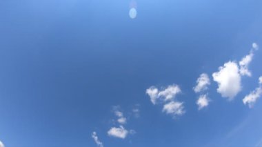 Kümülüs bulutları güneşli bir günde mavi gökyüzünde hareket eder. Uçak havada uçuyor. Zaman Uygulaması.