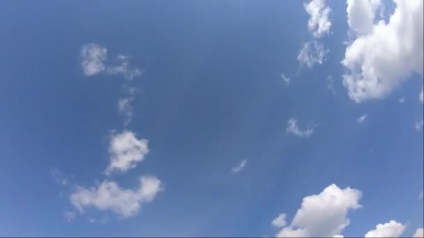 Wolken Aan Blauwe Hemel Een Zonnige Dag Tijdsverloop — Stockvideo