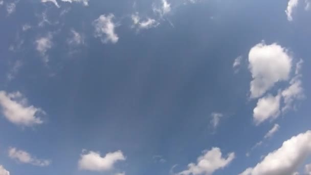 Wolken Aan Blauwe Hemel Een Zonnige Dag Tijdsverloop — Stockvideo