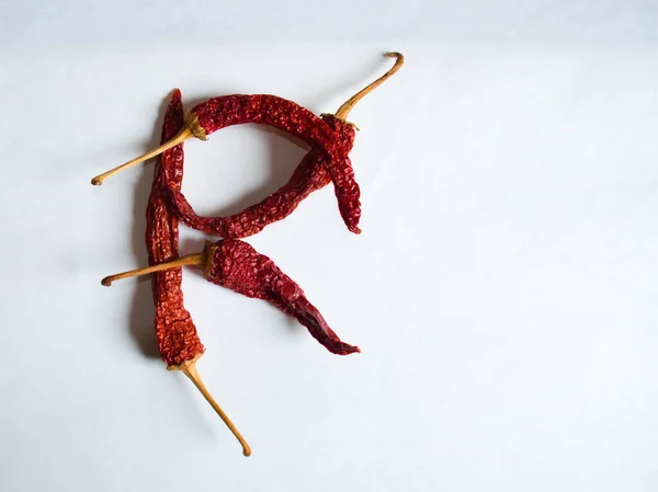 Buchstabe Unterlegt Mit Roter Paprika Auf Weißem Hintergrund Symbol Form — Stockfoto