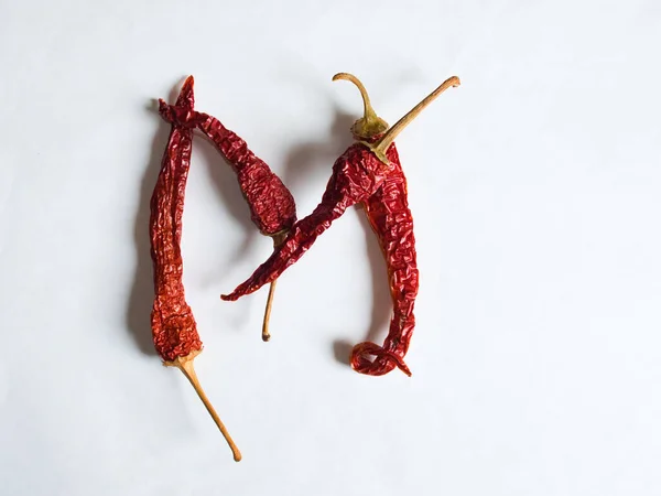 Letra Forrada Con Pimientos Rojos Sobre Fondo Blanco Símbolo Forma — Foto de Stock