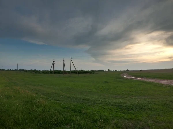 Säulen Von Stromleitungen Stehen Abends Auf Dem Feld Abendliche Landschaft — Stockfoto