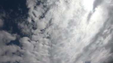 Hava bulutlu. Yağmur bulutları gökyüzünde hareket eder. Zaman Süreleri.