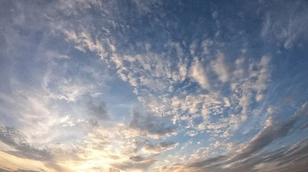 黄昏多云的天空 戏剧化的天空夜景 — 图库照片
