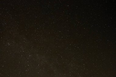 Arka plan olarak yıldızlı gece gökyüzü. Koyu yıldızlar arası uzay.