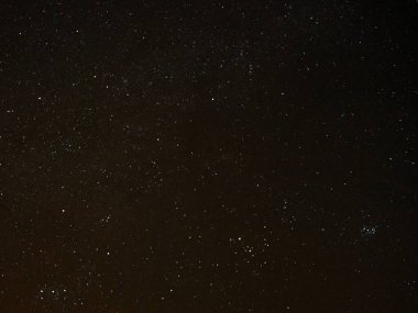 Arka plan olarak yıldızlı gece gökyüzü. Koyu yıldızlar arası uzay.