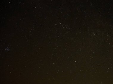 Arka plan olarak yıldızlı gece gökyüzü. Koyu yıldızlar arası uzay.