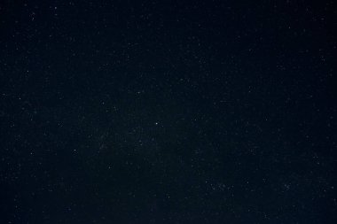 Arka plan olarak yıldızlı gece gökyüzü. Koyu yıldızlar arası uzay.