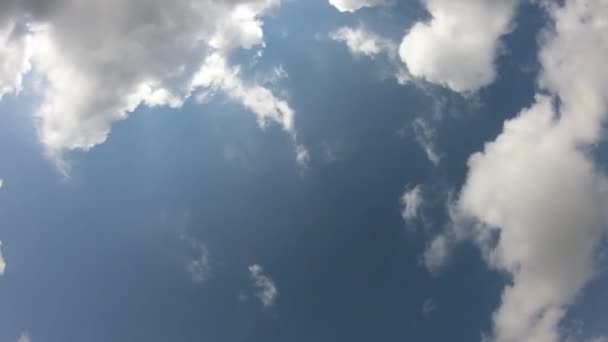 Nuvens Cúmulo Movem Através Céu Azul Raios Solares Prazo Validade — Vídeo de Stock