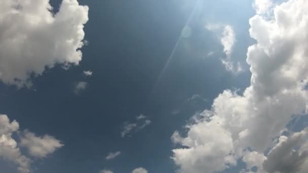 Hermosas Nubes Cúmulos Moviéndose Rápidamente Través Del Cielo Azul Cronograma — Vídeos de Stock