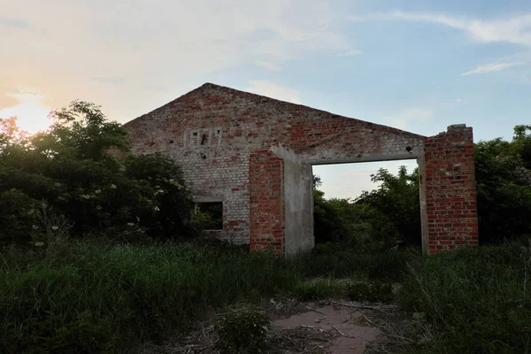 Derrame Uma Fazenda Gado Abandonada Edifício Ruínas — Fotografia de Stock