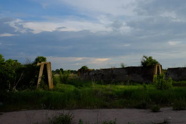 コンクリートのサイレージ施設を放棄 夕方の風景 放棄された農家の建物 — ストック写真