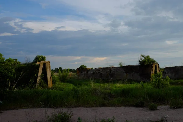 Deposito Abbandonato Insilati Cemento Paesaggio Serale Edifici Agricoli Abbandonati — Foto Stock