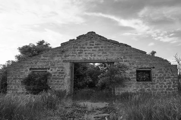 Φωτιά Μια Εγκαταλελειμμένη Κτηνοτροφική Μονάδα Υπερμεγέθης Κατεστραμμένο Κτίριο — Φωτογραφία Αρχείου