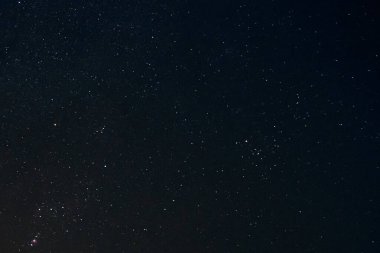 Arka plan olarak yıldızlı gece gökyüzü. Koyu yıldızlar arası uzay.