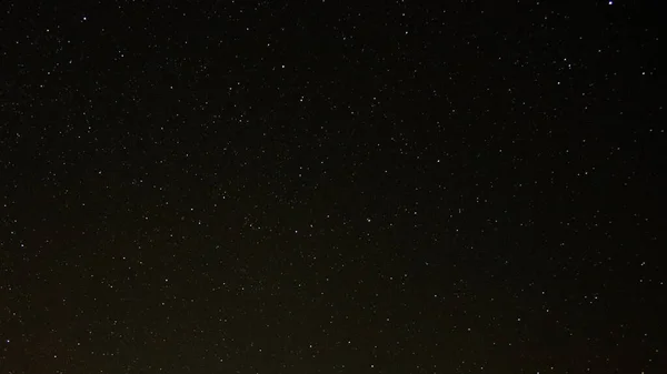 Arka plan olarak yıldızlı gece gökyüzü. Koyu yıldızlar arası uzay.