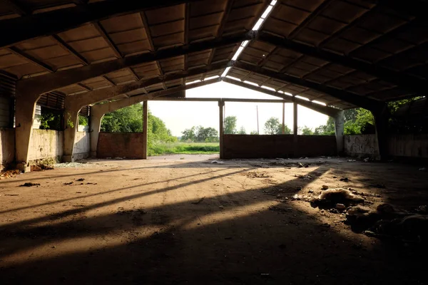 Edifício Industrial Abandonado Grande Pocilga Vazia Exploração Pecuária — Fotografia de Stock