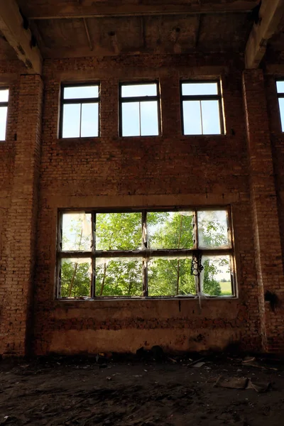 Τούβλο Τοίχο Ενός Ψηλού Εγκαταλελειμμένου Κτιρίου Τούβλο Ερείπια Μιας Βιομηχανικής — Φωτογραφία Αρχείου