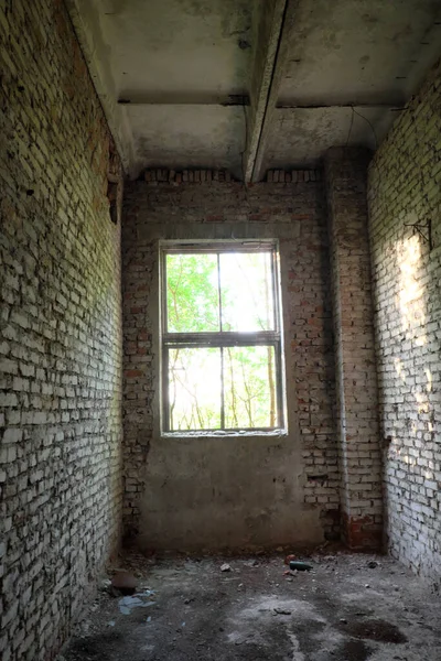 窗灯照亮一个废弃的房间 被遗弃的砖楼 — 图库照片