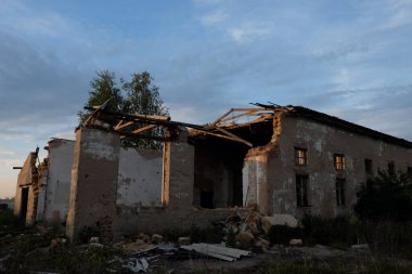 Akşamları terk edilmiş bir binanın kalıntıları. Terk edilmiş eski bir çiftlik binasının duvarları.