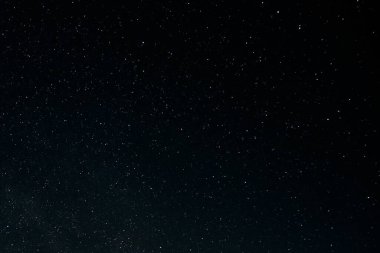 Arka plan olarak yıldızlı gece gökyüzü. Koyu yıldızlar arası uzay.