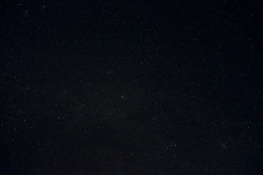 Arka plan olarak yıldızlı gece gökyüzü. Koyu yıldızlar arası uzay.