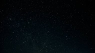 Arka plan olarak yıldızlı gece gökyüzü. Koyu yıldızlar arası uzay.