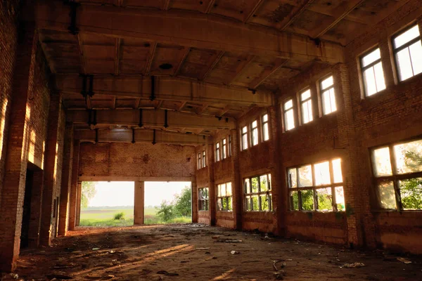 Ein Großes Verlassenes Industriegebäude Wird Von Licht Aus Den Fenstern — Stockfoto